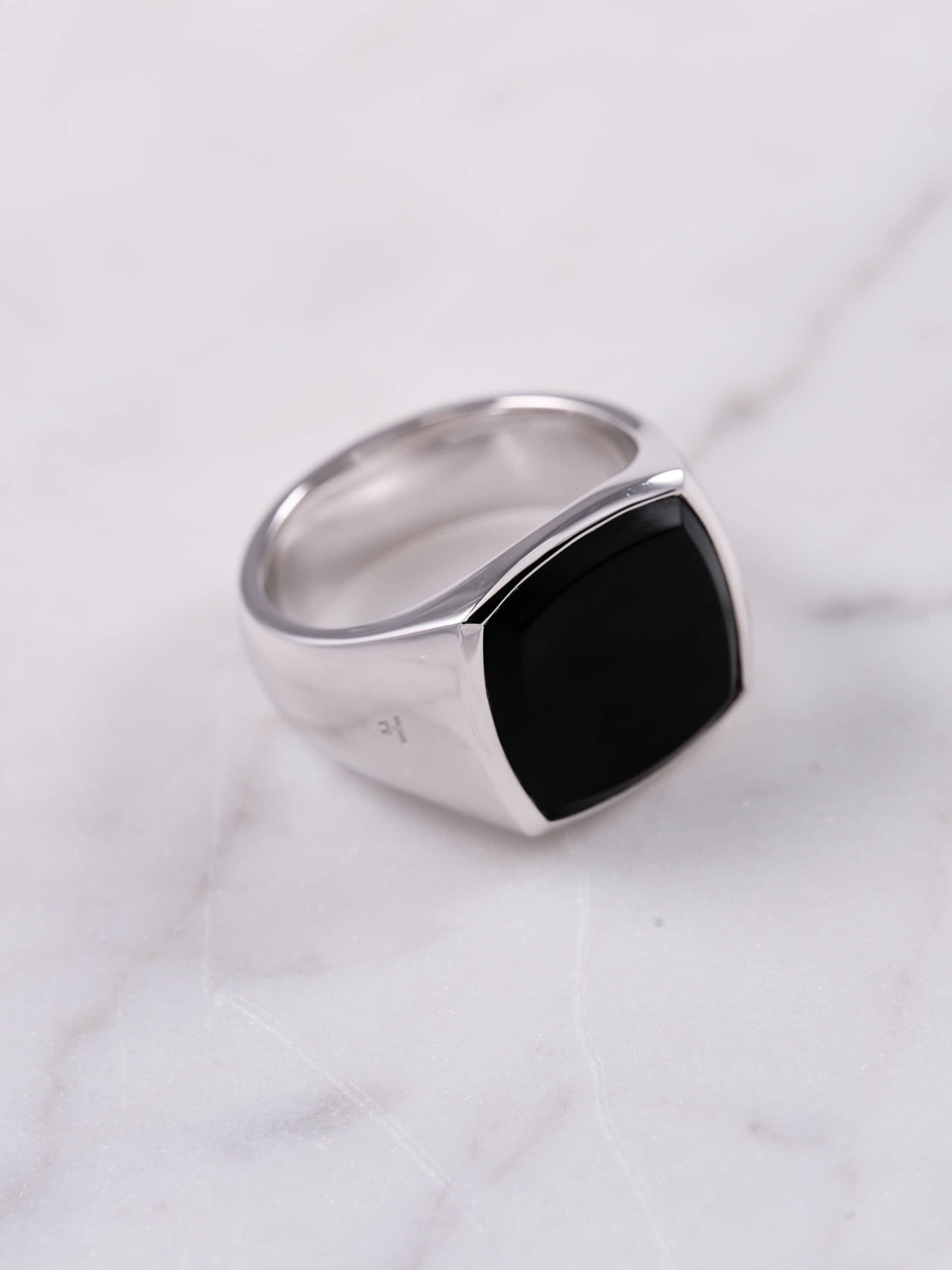 TOM WOOD Cushion Black Onyx signet ring i sølv | The Cabinet