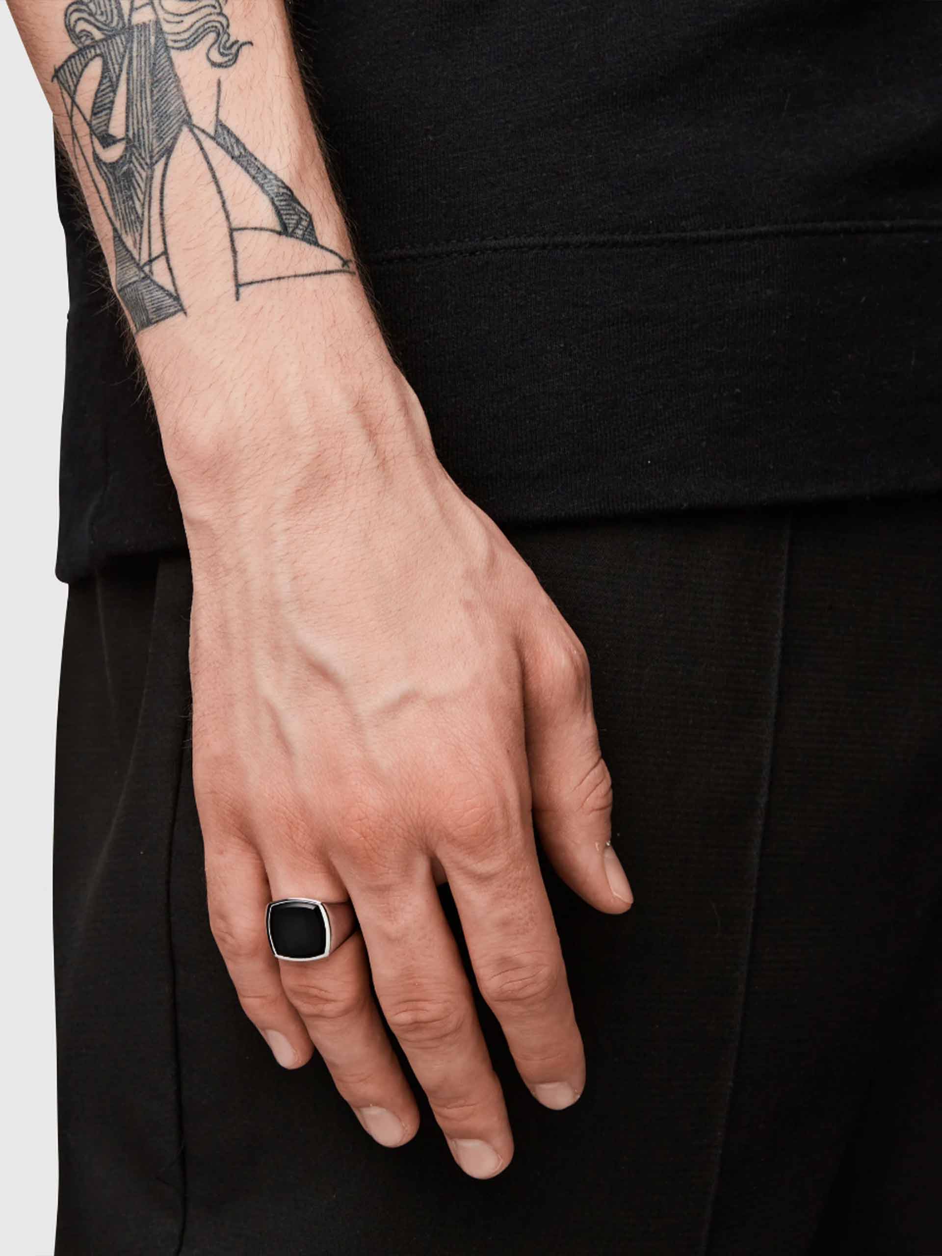 TOM WOOD Cushion Black Onyx signet ring i sølv | The Cabinet